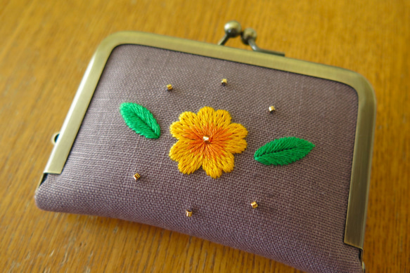 手刺繍のがま口ニードルブック〈オレンジ色のお花〉 3枚目の画像