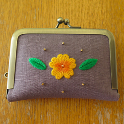 手刺繍のがま口ニードルブック〈オレンジ色のお花〉 4枚目の画像