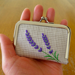 手刺繍のがま口ニードルブック〈ラベンダー〉 1枚目の画像