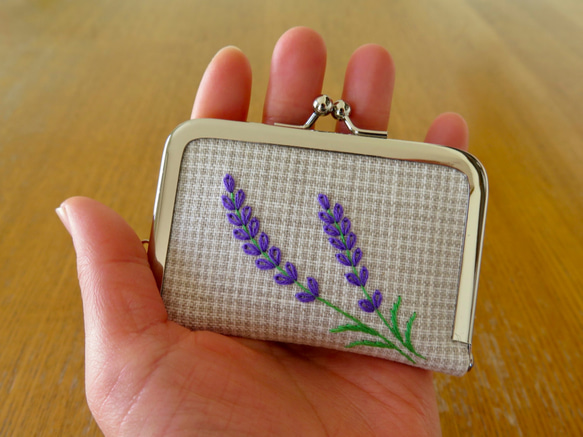 手刺繍のがま口ニードルブック〈ラベンダー〉 1枚目の画像