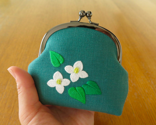 手刺繍のがま口〈 どくだみ〉 がま口 y * handmade 通販 7755531