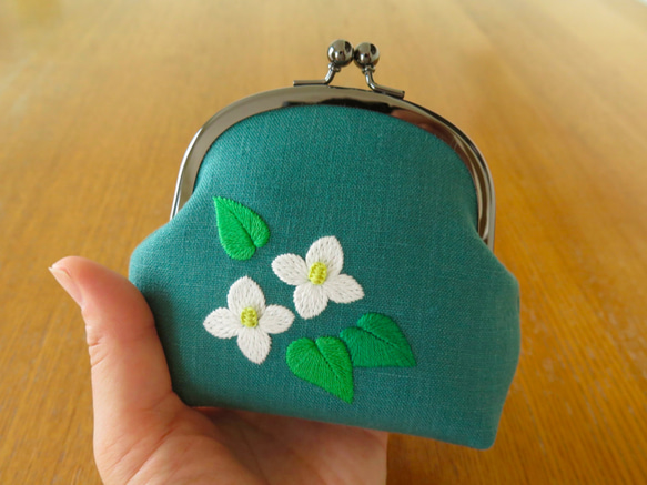 銀座WAKOの花束刺繍の緑色がま口 手刺繍のがま口〈 どくだみ〉 がま口 y * handmade 通販 7755531