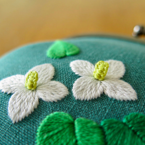 手刺繍のがま口〈 どくだみ〉 がま口 y * handmade 通販 7755531