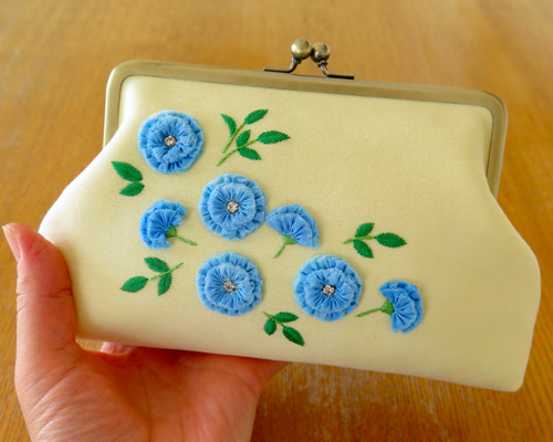 ハンドメイド　手刺繍ガマ口セット 手刺繍のがま口〈ブルーマトリカリア〉 がま口 y * handmade 通販