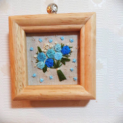 刺繍フレーム　青いバラ　ブルーローズ　お花の刺繍　壁飾り　インテリア雑貨 1枚目の画像