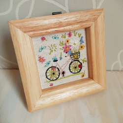 刺繍フレーム　お花とおしゃれな自転車　壁飾り　インテリア雑貨 2枚目の画像