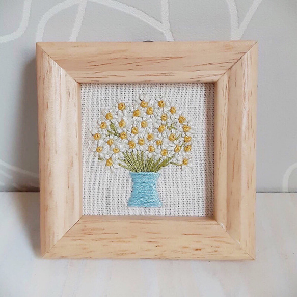 刺繍フレーム　青い花瓶のカモミール　お花の刺繍　壁飾り　インテリア雑貨 1枚目の画像