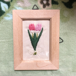 刺繍フレーム お花の刺繍 チューリップ インテリア雑貨 壁飾り 1枚目の画像