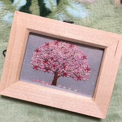 【未使用品】木製　花刺繍フレーム 置物 リンゴの花 刺繍フレーム 絹糸と金糸の日本刺繍 インテリア 壁飾り