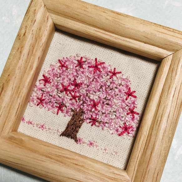 刺繍フレーム 桜の樹　お花の刺繍　インテリア雑貨　壁飾り 2枚目の画像