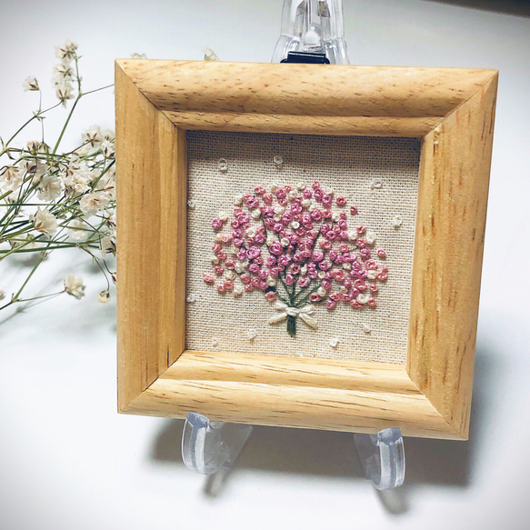 刺繍フレーム  れんげ草とシロツメクサの花束 壁飾り インテリア雑貨 1枚目の画像