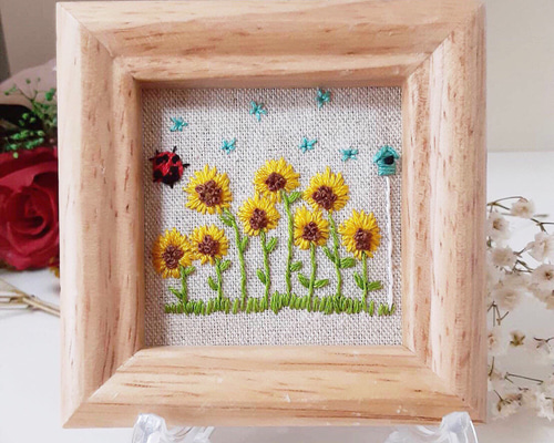 お花畑とてんとう虫のビーズ刺繍フレームアート　ハンドメイド お花畑とてんとう虫のビーズ刺繍フレームアート ハンドメイド