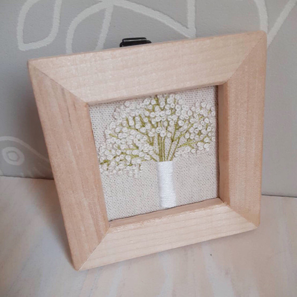刺繍フレーム お花の刺繍 かすみ草 壁飾り インテリア雑貨 ハンドメイド 贈り物 プレゼント 2枚目の画像