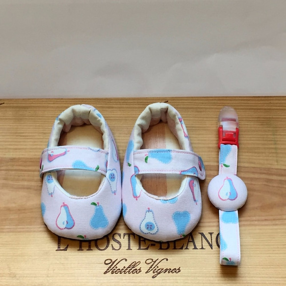 西洋梨派對-粉色嬰兒學步鞋+奶嘴夾彌月禮盒 第1張的照片