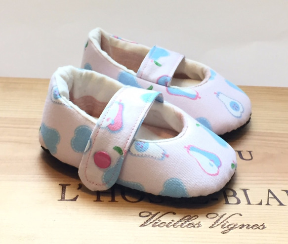 西洋梨派對-粉色嬰兒學步鞋+奶嘴夾彌月禮盒 第2張的照片