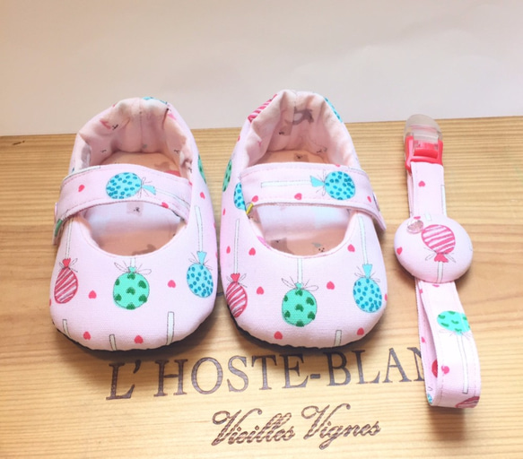 レインボーロリポップ - ピンクの赤ん坊の幼児の靴+おしゃぶりクリップ出産ギフト 1枚目の画像