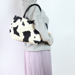 ふんわりタックトート（SS)☆彡アニマルファー×レザー・モノトーン・受注製作・牛柄・軽量 2枚目の画像