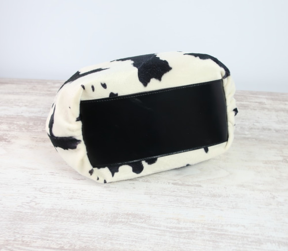 ふんわりタックトート（SS)☆彡アニマルファー×レザー・モノトーン・受注製作・牛柄・軽量 3枚目の画像