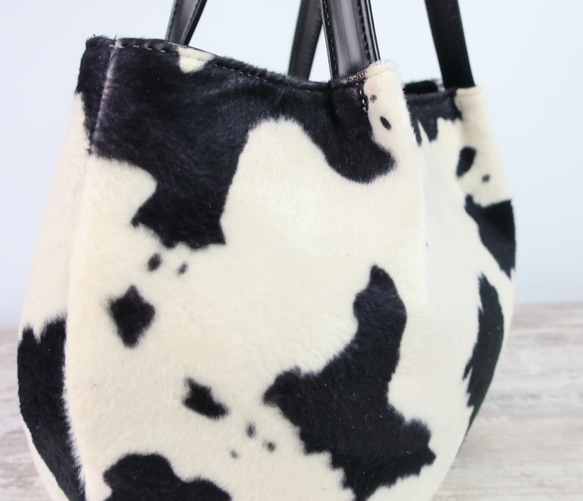ふんわりタックトート（SS)☆彡アニマルファー×レザー・モノトーン・受注製作・牛柄・軽量 5枚目の画像