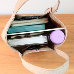 ふんわりタックトート（SS)☆彡アニマルファー×レザー・モノトーン・受注製作・牛柄・軽量 8枚目の画像