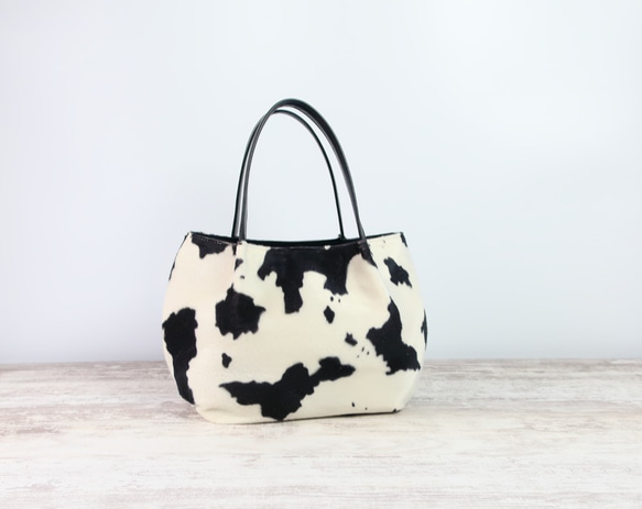 ふんわりタックトート（SS)☆彡アニマルファー×レザー・モノトーン・受注製作・牛柄・軽量 9枚目の画像