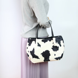 ふんわりタックトート（SS)☆彡アニマルファー×レザー・モノトーン・受注製作・牛柄・軽量 10枚目の画像