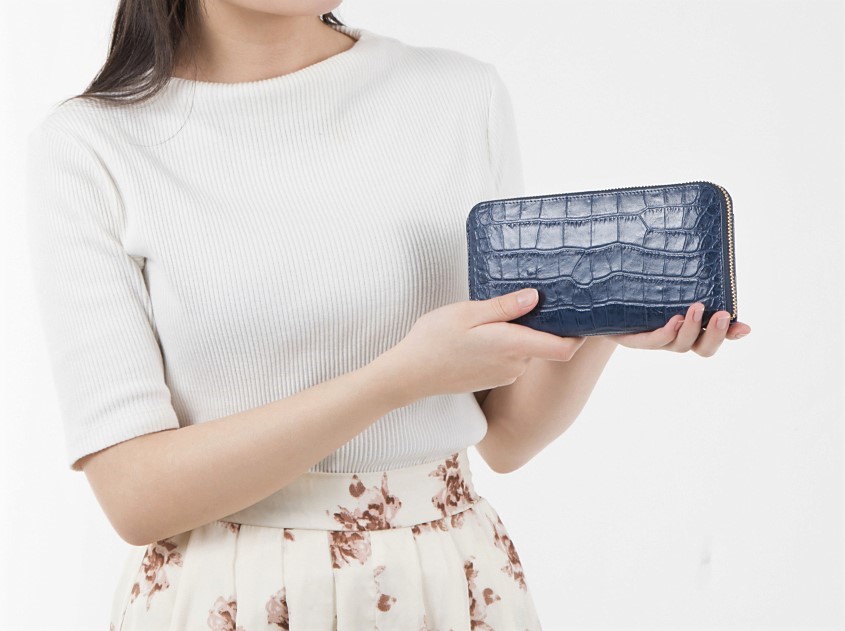 ラウンドファスナー・長財布☆彡ネイビー・クロコダイル型押しレザー・カード１２枚収納・大容量
