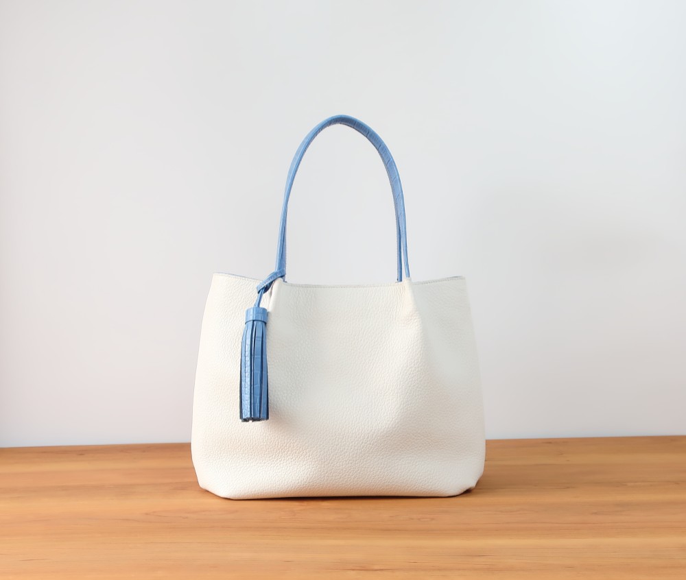 ふんわりタックトート（M)☆彡ホワイト×ライトブルー・受注製作