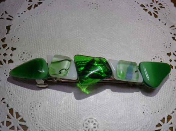 グリーンのガラスのバレッタ 2枚目の画像