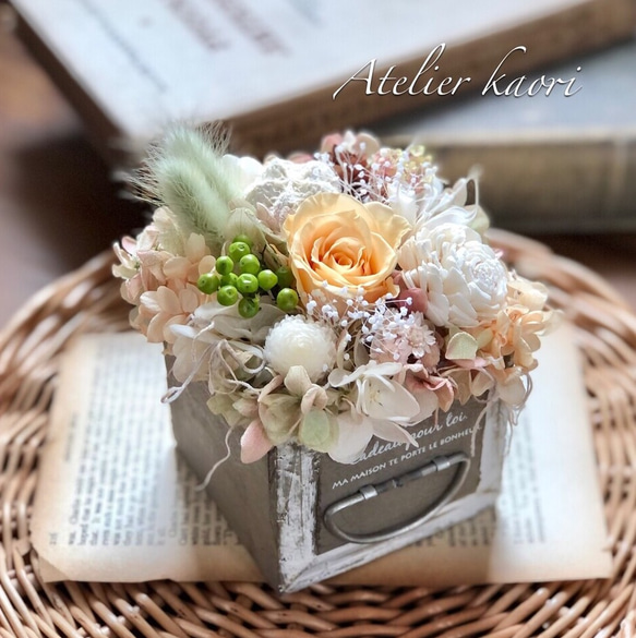 アンティーク風ドロワーBOX(モカ) フラワーアレンジメント ～ 誕生日