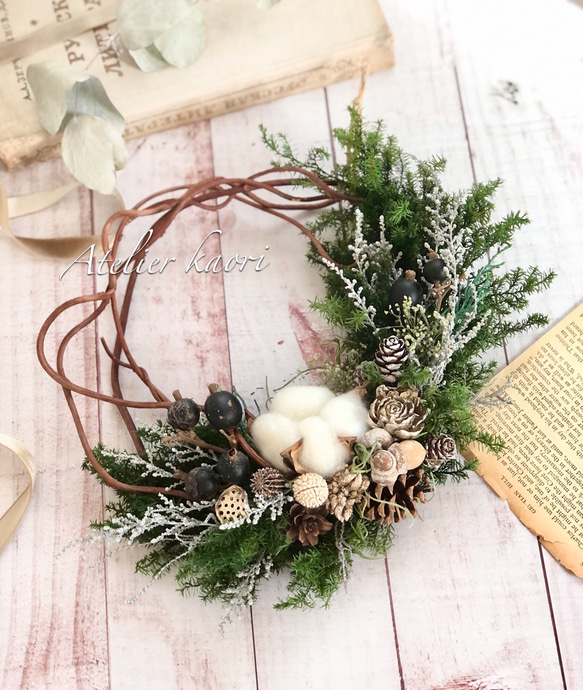3.かクリスマスハーフリース プリザーブドフラワー︎︎針葉樹⟡流れるベリーたちのクリスマスリース
