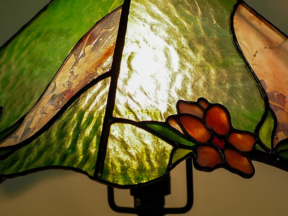 「桃の花のランプ」ステンドグラスのランプ　ピンク　グリーン　緑　インテリア雑貨 2枚目の画像