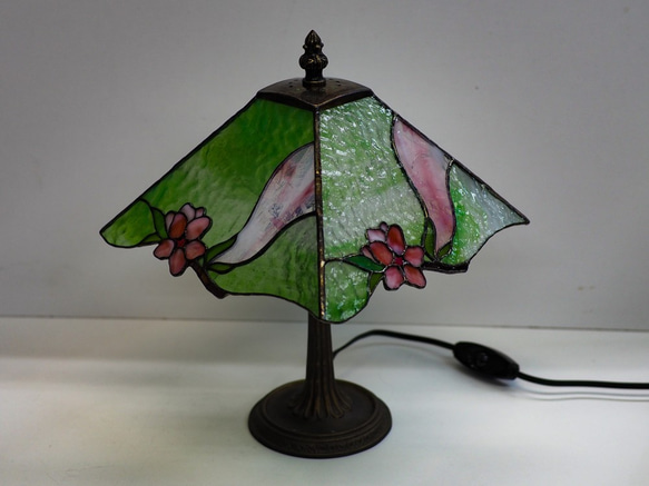 「桃の花のランプ」ステンドグラスのランプ　ピンク　グリーン　緑　インテリア雑貨 3枚目の画像