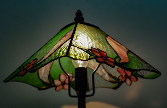 「桃の花のランプ」ステンドグラスのランプ　ピンク　グリーン　緑　インテリア雑貨 5枚目の画像