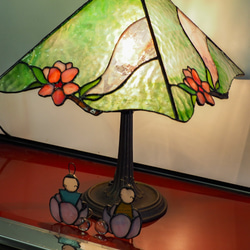 「桃の花のランプ」ステンドグラスのランプ　ピンク　グリーン　緑　インテリア雑貨 6枚目の画像