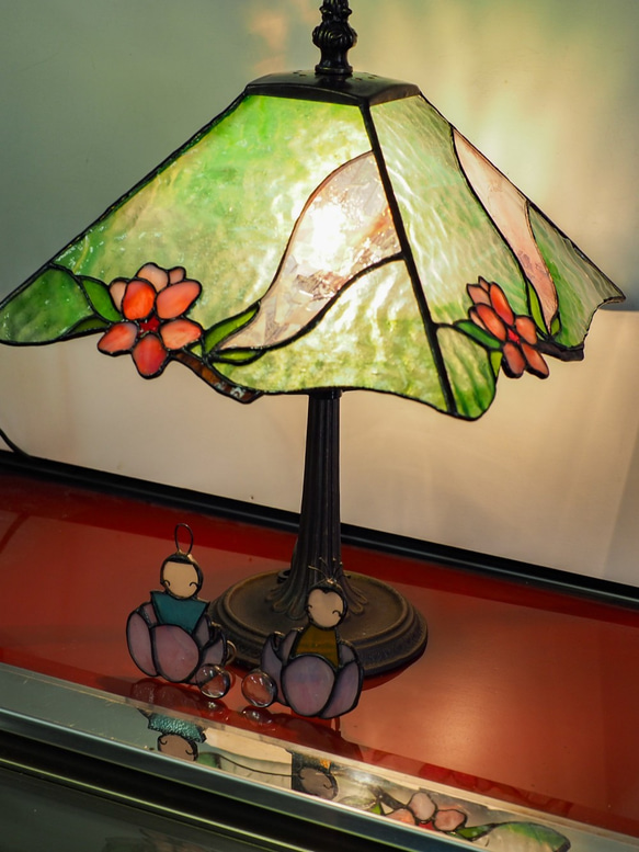 「桃の花のランプ」ステンドグラスのランプ　ピンク　グリーン　緑　インテリア雑貨 6枚目の画像