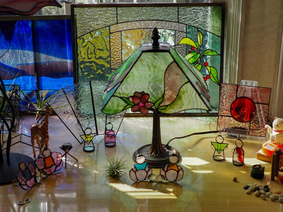 「桃の花のランプ」ステンドグラスのランプ　ピンク　グリーン　緑　インテリア雑貨 9枚目の画像