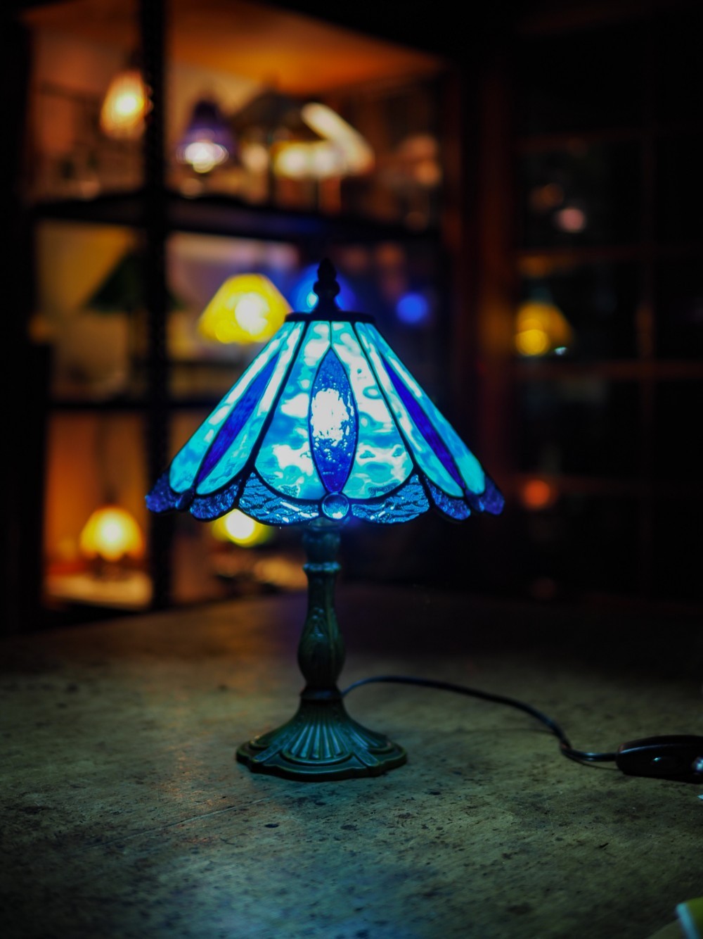 5面体が12個の何とも宇宙感あるステンドグラスランプ