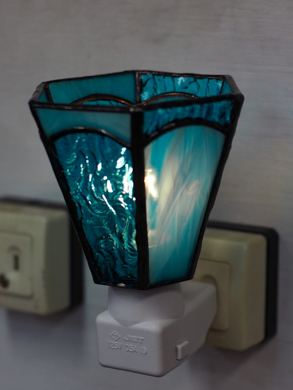 「おやすみランプ・水色系六面体」ステンドグラス・フットランプ 3枚目の画像