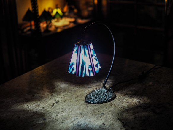 「グースネックのランプ・青紫」ステンドグラス、照明 3枚目の画像
