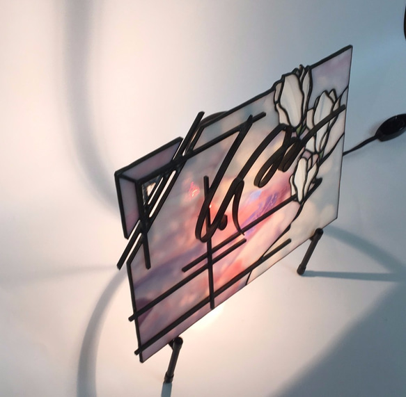 「木蓮のパネルランプ」ステンドグラス・ランプ・立て掛けライト付きパネルスタンド・春・アイアンベース 3枚目の画像