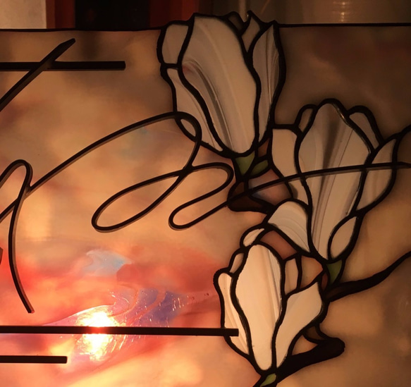 「木蓮のパネルランプ」ステンドグラス・ランプ・立て掛けライト付きパネルスタンド・春・アイアンベース 4枚目の画像