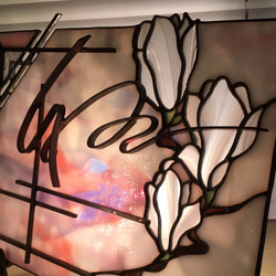 「木蓮のパネルランプ」ステンドグラス・ランプ・立て掛けライト付きパネルスタンド・春・アイアンベース 5枚目の画像
