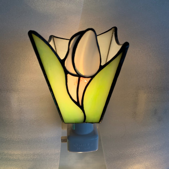 「おやすみランプ・チューリップ・白色」ステンドグラス・照明 フットランプ 1枚目の画像