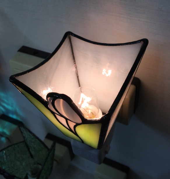 「おやすみランプ・チューリップ・白色」ステンドグラス・照明 フットランプ 6枚目の画像