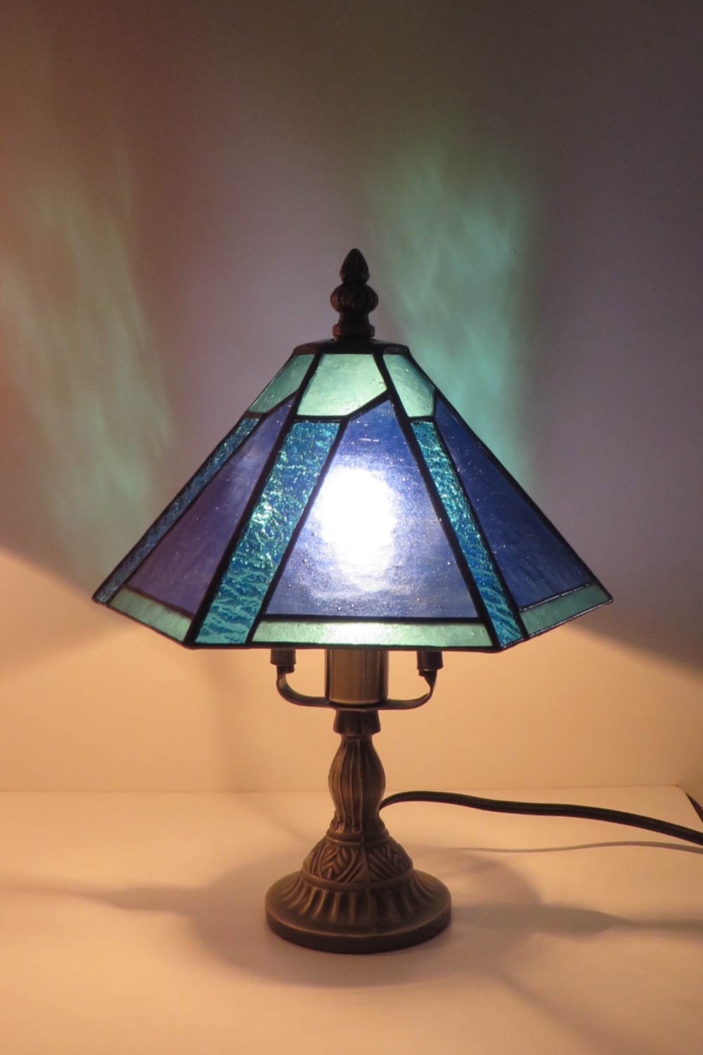 青の六面体ステンドグラスランプ」照明 スタンドライト