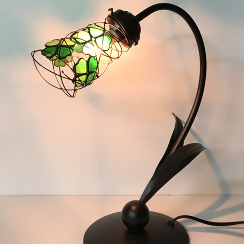 四つ葉のクローバーのステンドグラスランプ」グリーンのランプ