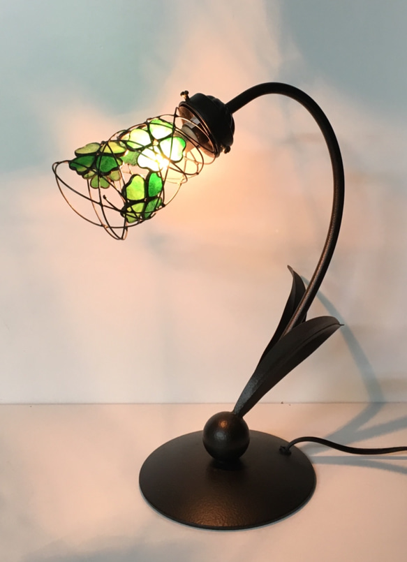 四つ葉のクローバーのステンドグラスランプ」グリーンのランプ