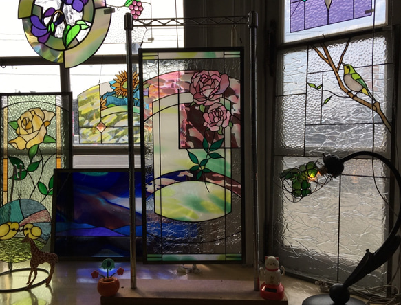 「大きいバラ、小さいバラのステンドグラスパネル」アンティークガラス 4枚目の画像