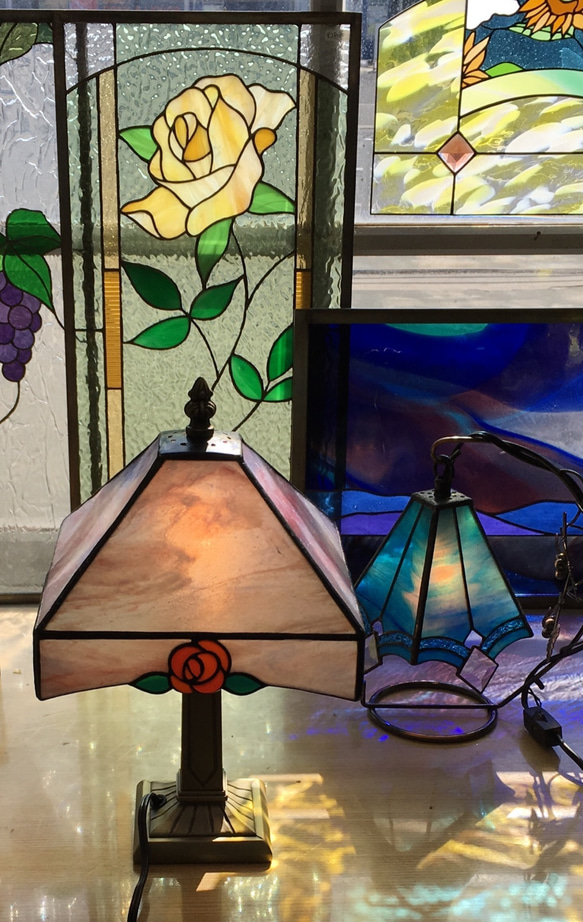 「4色のバラのステンドグラスランプ」照明　薔薇のランプ 9枚目の画像